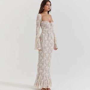 Détail d'une robe longue en dentelle beige avec manches évasées et coupe dos nu ajustée