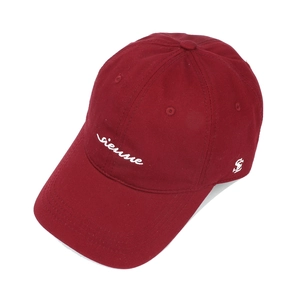 Détail de la broderie Sienne sur une casquette de baseball en coton bordeaux
