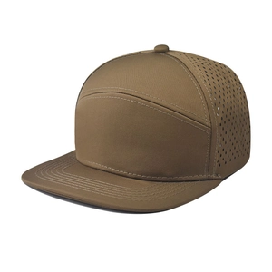 Detalle de los agujeros de ventilación láser y costuras en la gorra de béisbol marrón