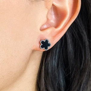 Orecchini a trifoglio in argento sterling 925 con onice nera indossati dal modello