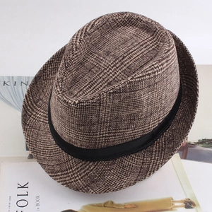 Détails du tissu à carreaux marron et du ruban noir décoratif de ce chapeau jazz