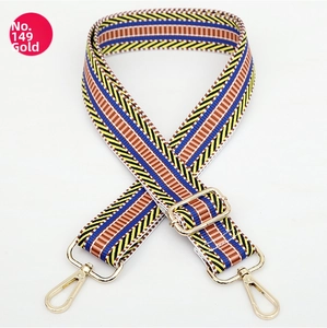Dettaglio tracolla in tessuto stile boho con ganci girevoli in metallo dorato