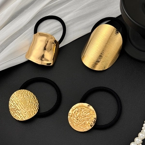 Minimalistisches Haargummi-Set aus Goldmetall mit Hammerschlag- und Relief-Texturen