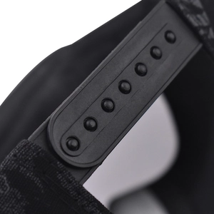 Gros plan détaillé de la fermeture snapback réglable sur une casquette hip-hop noire