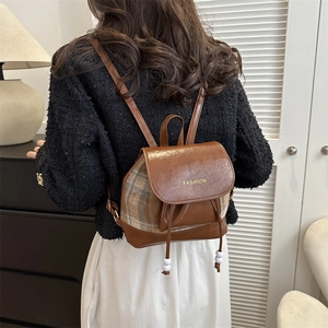 Vintage-Rucksack aus braunem Leder und gelbem Karomuster mit Kordelzug und Schriftzug