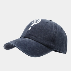 Dettaglio del ricamo a spirale bianca su cappellino da baseball vintage in cotone lavato