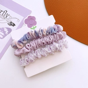 Lot de trois chouchous violets à fleurs avec des textures en mousseline et tulle