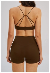 Vue arrière détaillée d'un soutien-gorge de yoga marron café avec bretelles croisées et short