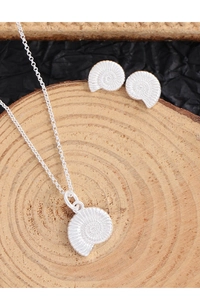 Vista macro di un set collana e orecchini a chiocciola in argento sterling S925