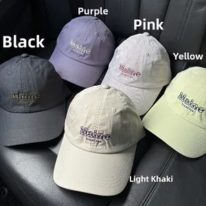 Détails de cinq casquettes vintage avec broderie Maine sur un fond en cuir noir