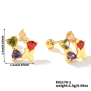 Vue détaillée de boucles d'oreilles fleurs en cristal avec fermoir à vis sécurisé