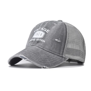 Détail de la casquette trucker vintage 1974 grise avec filet et tissu effet usé