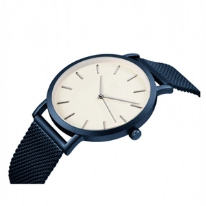 Vue latérale de montre en maille bleu marine avec cadran crème et index métalliques
