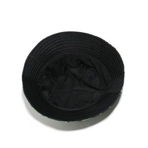 Gros plan sur la doublure noire et le bord cousu de ce chapeau bob en coton durable