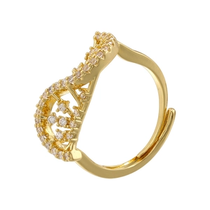 Gros plan sur une bague dorée ondulée avec cristaux étincelants et ouverture réglable