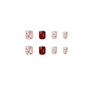 Faux ongles courts fleuris avec pointes rouge foncé et bords argentés pailletés