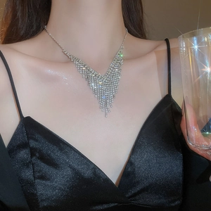 Gros plan d'un collier à pompon en V en argent scintillant avec zircons sur un mannequin