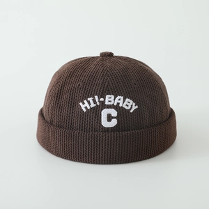 Broderie détaillée HI!-BABY C sur un bonnet miki marron en velours pour enfants
