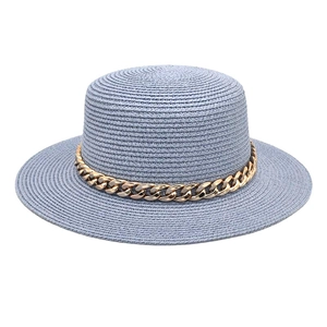 Détail d'un chapeau de paille bleu clair à sommet plat avec grosse chaîne en acrylique