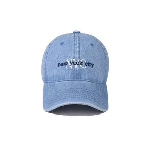 Detail der New York City Stickerei auf gewaschener Denim-Baseballkappe im Vintage-Look