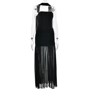 Détails de l'élégante robe noire à épaules dénudées avec taille plissée et jupe en tulle