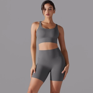 Dettaglio di un set sportivo grigio scuro con pantaloncini a vita alta e reggiseno