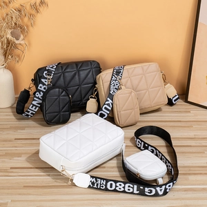 Sac Bandoulière Matelassé Femmes Cuir PU Large Sangle Lettres Pochette Ronde Amovible Sac Caméra Mode Décontractée