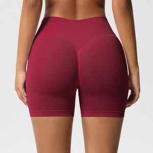 Vue détaillée du short de yoga rouge sans couture à taille haute effet galbant