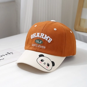 Détail du patch panda brodé et des lettres cousues sur la casquette orange pour enfant