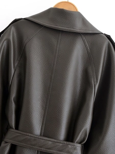 Vue détaillée du dos d'un trench-coat marron foncé en similicuir avec grain de cuir