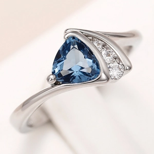 Bague élégante en argent avec pierre bleu foncé taille triangle et diamants blancs
