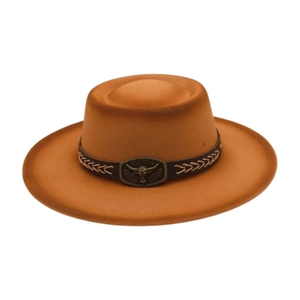 Détail de la boucle de tête de taureau en bronze sur la bande en cuir d'un chapeau jazz