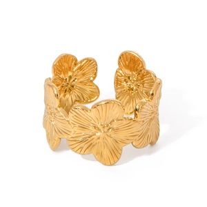Minimalistischer offener Ring aus Edelstahl mit goldenem Blumenmuster auf weißem Grund