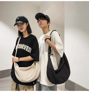 Détails des sacs à bandoulière en nylon noir et beige portés par un couple de modèles