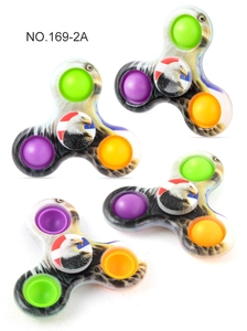Vista macro di quattro fidget spinner con aquila americana e bolle di silicone colorate