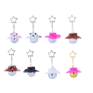 8er-Set Disco-Kugel-Schlüsselanhänger mit bunten Cowboyhüten und Sternclips auf Weiß