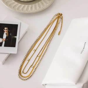 Vue détaillée du collier triple rang plaqué or 18K avec pendentif zircon carré