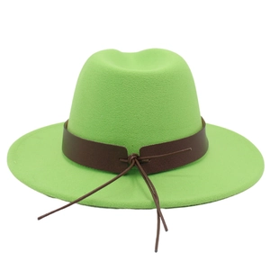 Détail du chapeau fedora en feutre vert fluo avec une bande décorative en cuir brun