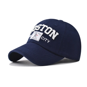 Detail der Boston City Stickerei und des Anker-Patches auf der dunkelblauen Kappe