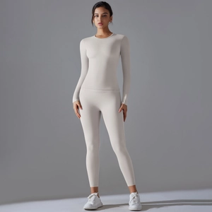 Détail de l'ensemble de yoga beige extensible avec haut à manches longues et legging sans couture