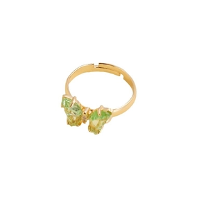 Bague papillon dorée réglable avec des pierres de zircone jaune et verte sur fond blanc