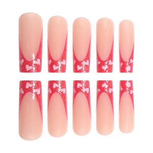 Lange Sarg-Kunstnägel mit roten Glitzer-French-Tips und süßen rosa Herzmustern