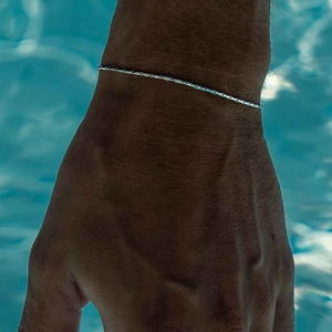 Bracelet minimaliste en acier titane argenté pour homme avec texture de câble