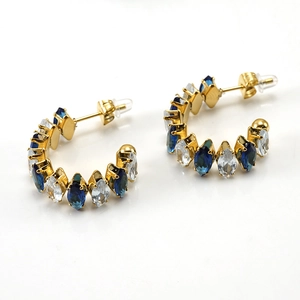 Pendientes en forma de C bañados en oro de 18K con circonitas marquise azul y blanco