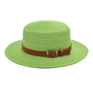 Vista detallada de un sombrero de paja verde claro con cinturón marrón de cuero sintético