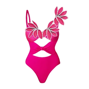 Détail des pétales 3D et de la découpe à la taille sur le maillot de bain rose néon