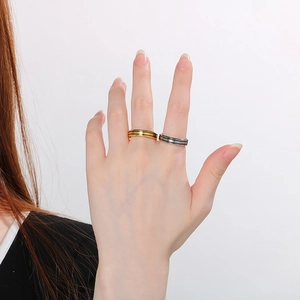 Anelli minimalisti in oro 18 carati e acciaio inossidabile nero indossati sulle dita