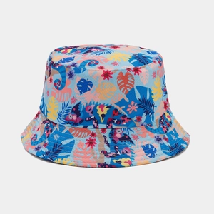 Dettaglio della stampa con foglie tropicali e lucertola su cappello outdoor blu