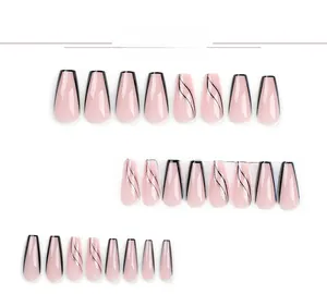 Détail de 24 faux ongles courts coffin avec bordure noire et lignes pailletées argentées