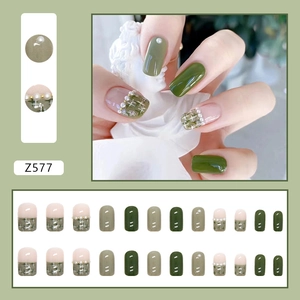 Faux ongles carrés verts et nude avec perles et motifs à carreaux scintillants